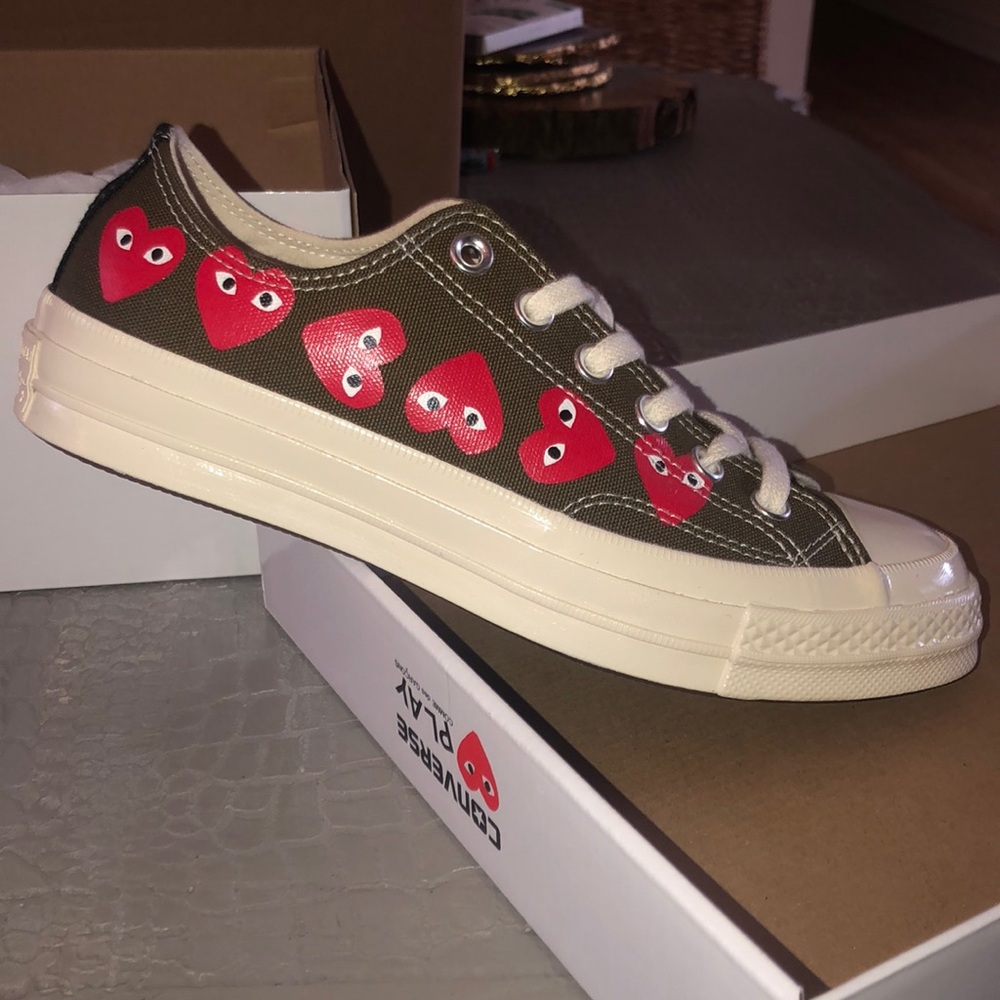 Converse PLAY size 8 multi heart low